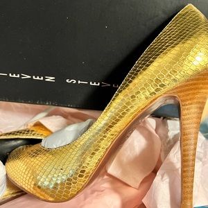 👠NIB Gold snake StevenMadden Pumps💫